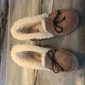 UGG WOMENS LINED SLIPPERS.  EXCELLENT CONDITION.